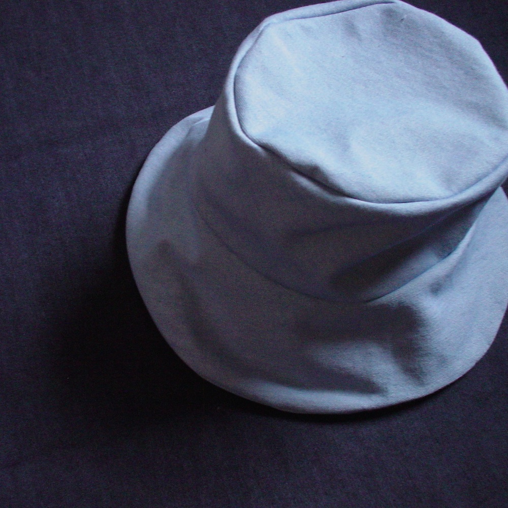 ハンドメイドのリバーシブル帽子