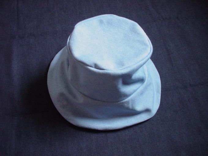 ハンドメイドのリバーシブル帽子
